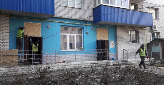 Харківські комунальники відновлюють пошкоджені вікна та покрівлі