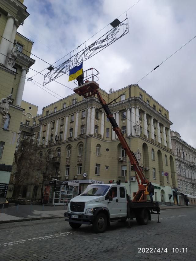 «Міськсвітло» ремонтує мережі та допомагає обкладати пам'ятники