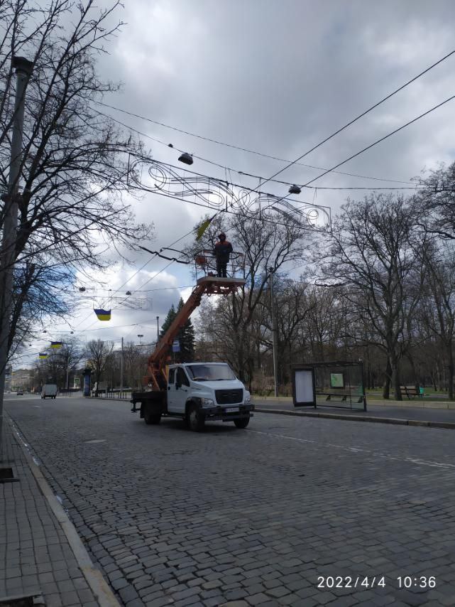 «Міськсвітло» ремонтує мережі та допомагає обкладати пам'ятники