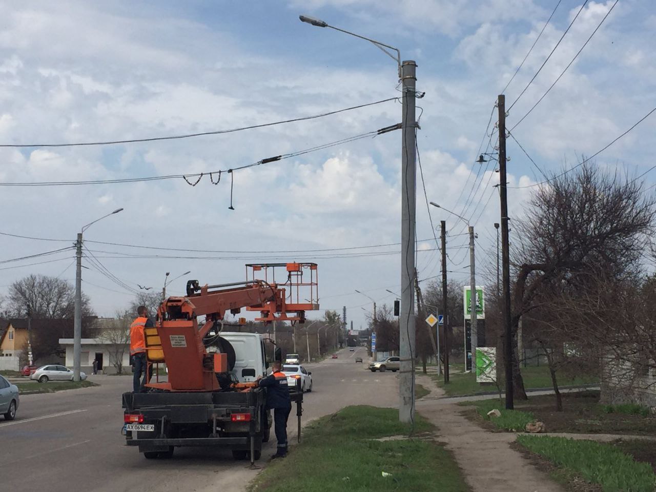 «Міськсвітло» ремонтує мережі та допомагає обкладати пам'ятники