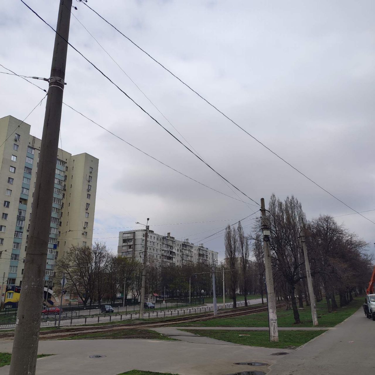 «Міськсвітло» ремонтує мережі та допомагає обкладати пам'ятники