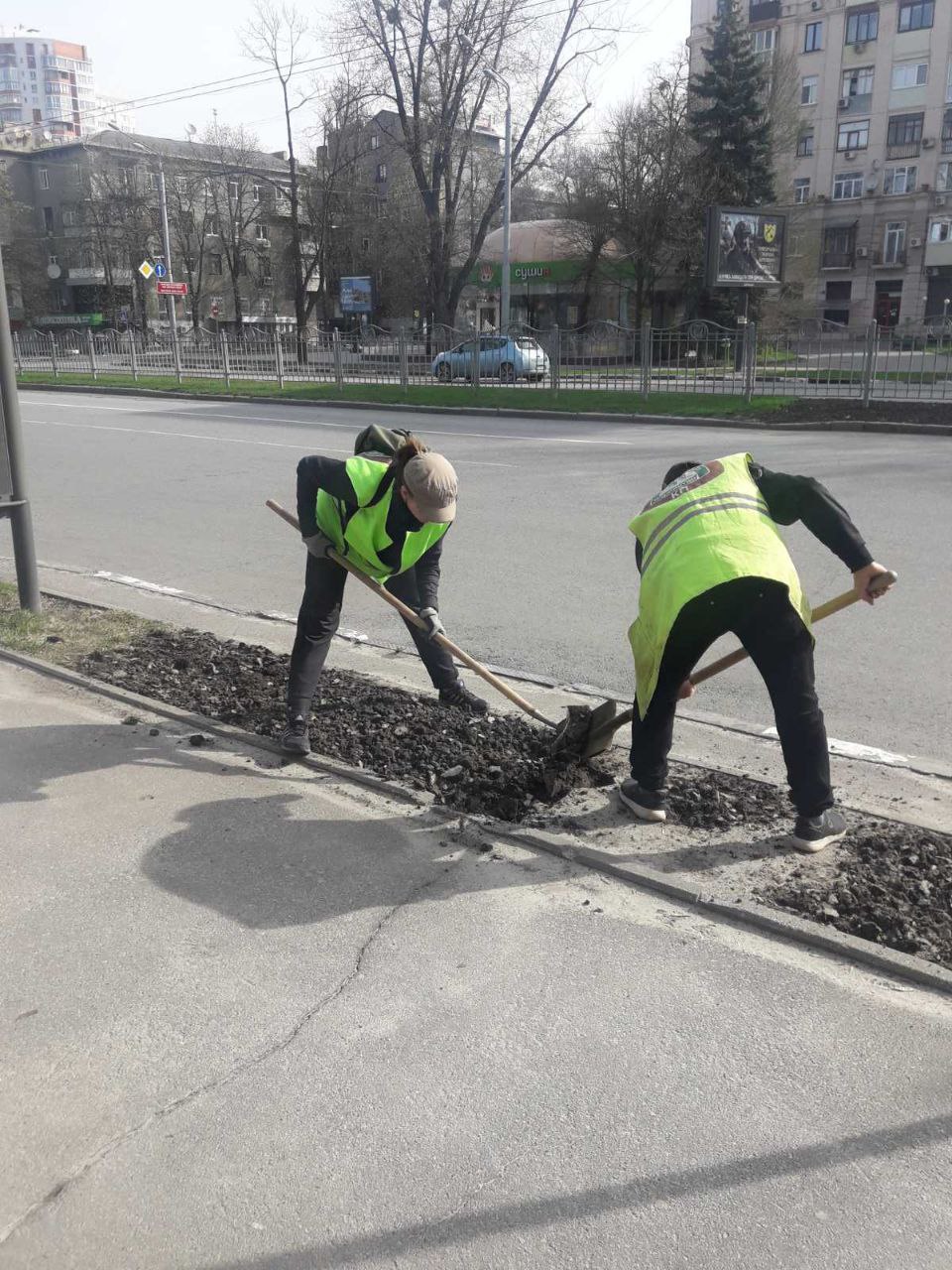Двірники ліквідують наслідки обстрілів та виконують сезонні роботи