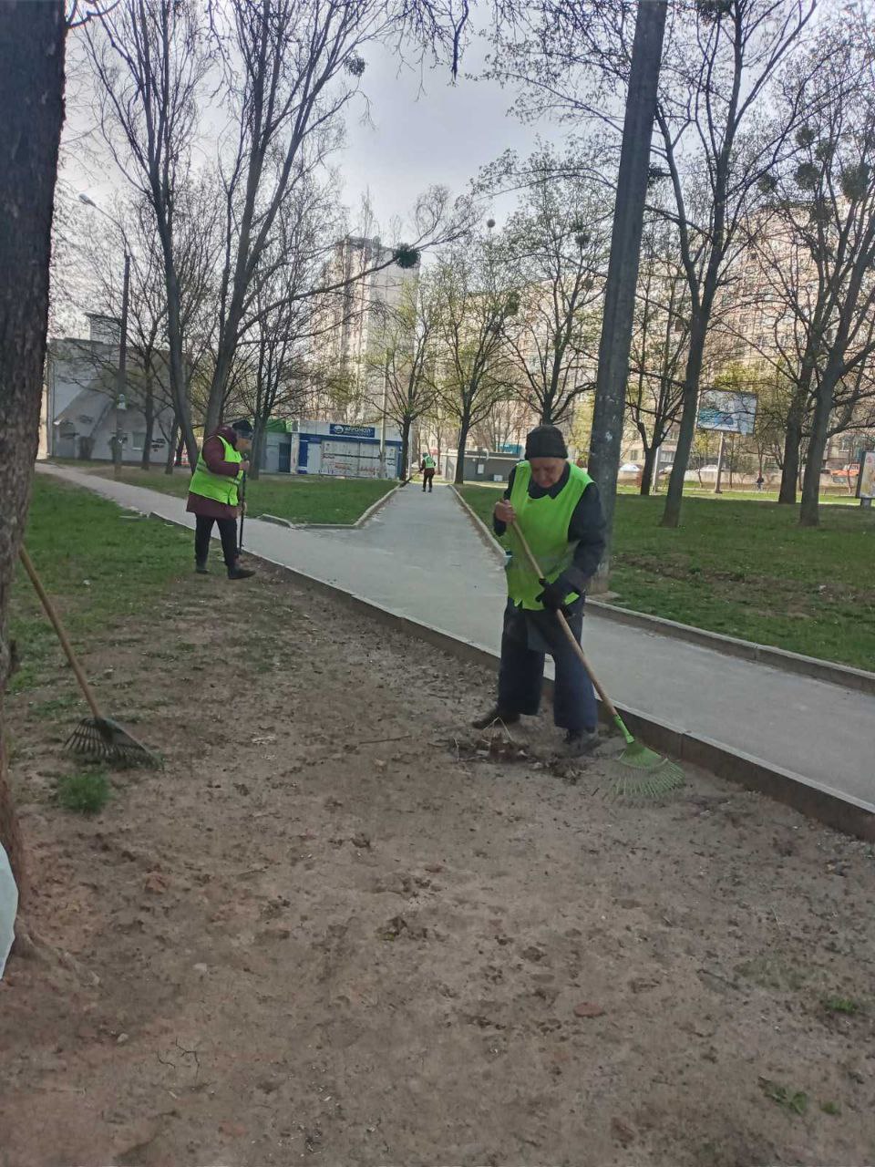 Двірники ліквідують наслідки обстрілів та виконують сезонні роботи