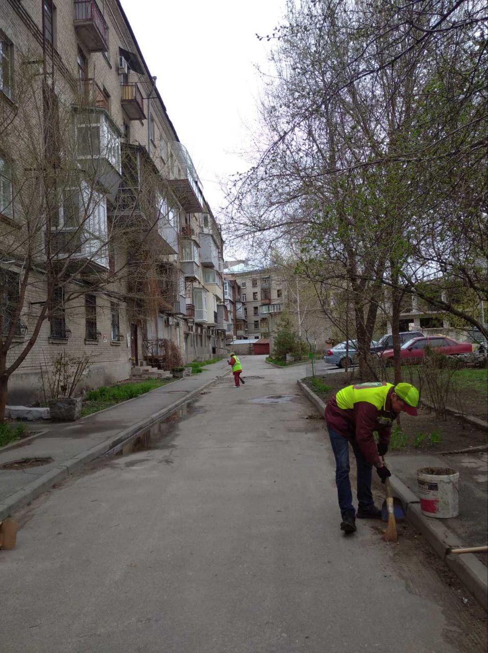 Двірники ліквідують наслідки обстрілів та виконують сезонні роботи