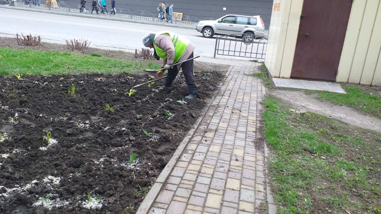 Двірники ліквідують наслідки обстрілів та виконують сезонні роботи