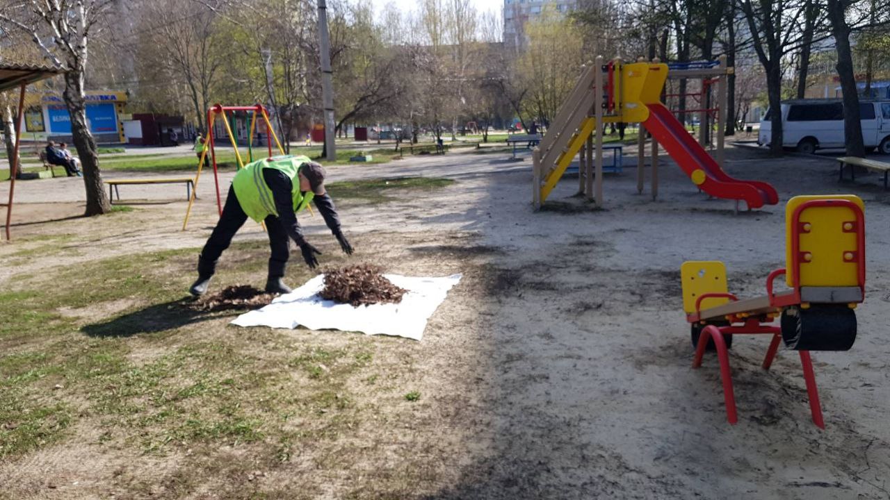 Двірники ліквідують наслідки обстрілів та виконують сезонні роботи