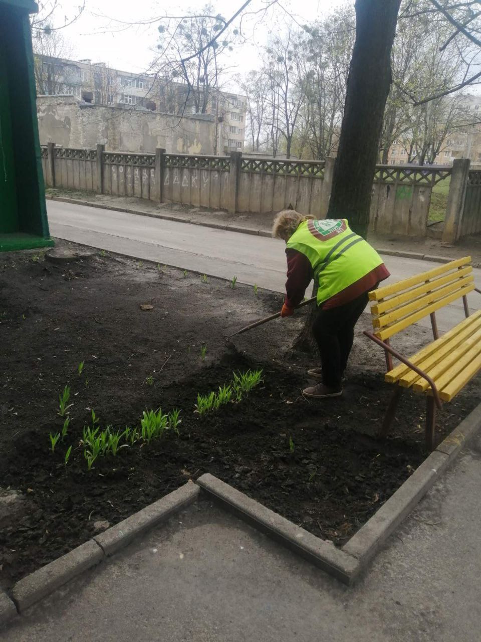 Двірники ліквідують наслідки обстрілів та виконують сезонні роботи