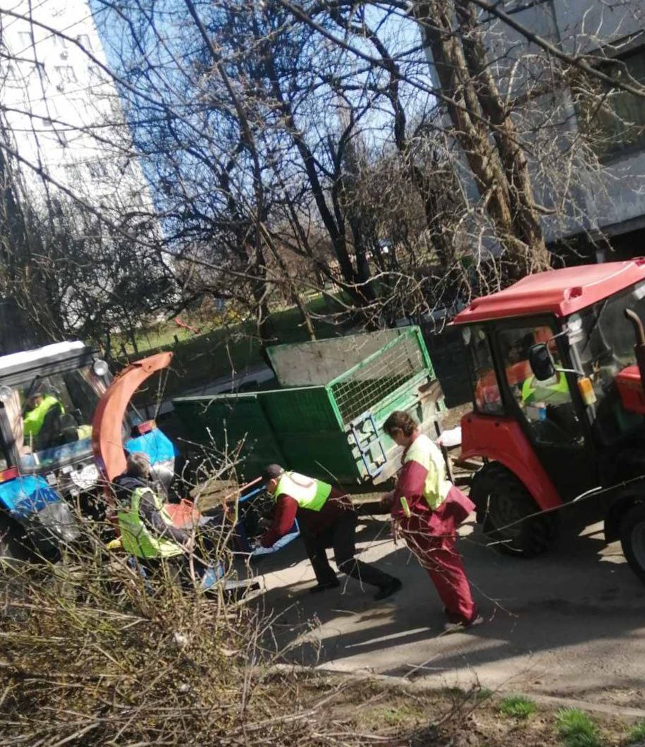 Двірники ліквідують наслідки обстрілів та виконують сезонні роботи