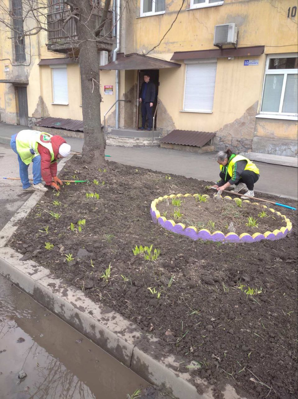 Двірники ліквідують наслідки обстрілів та виконують сезонні роботи