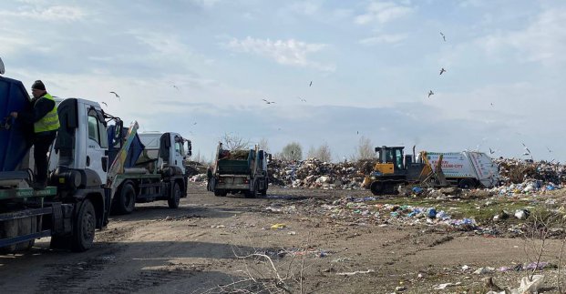 Попри обстріли у Харкові продовжують вивозити та сортувати сміття