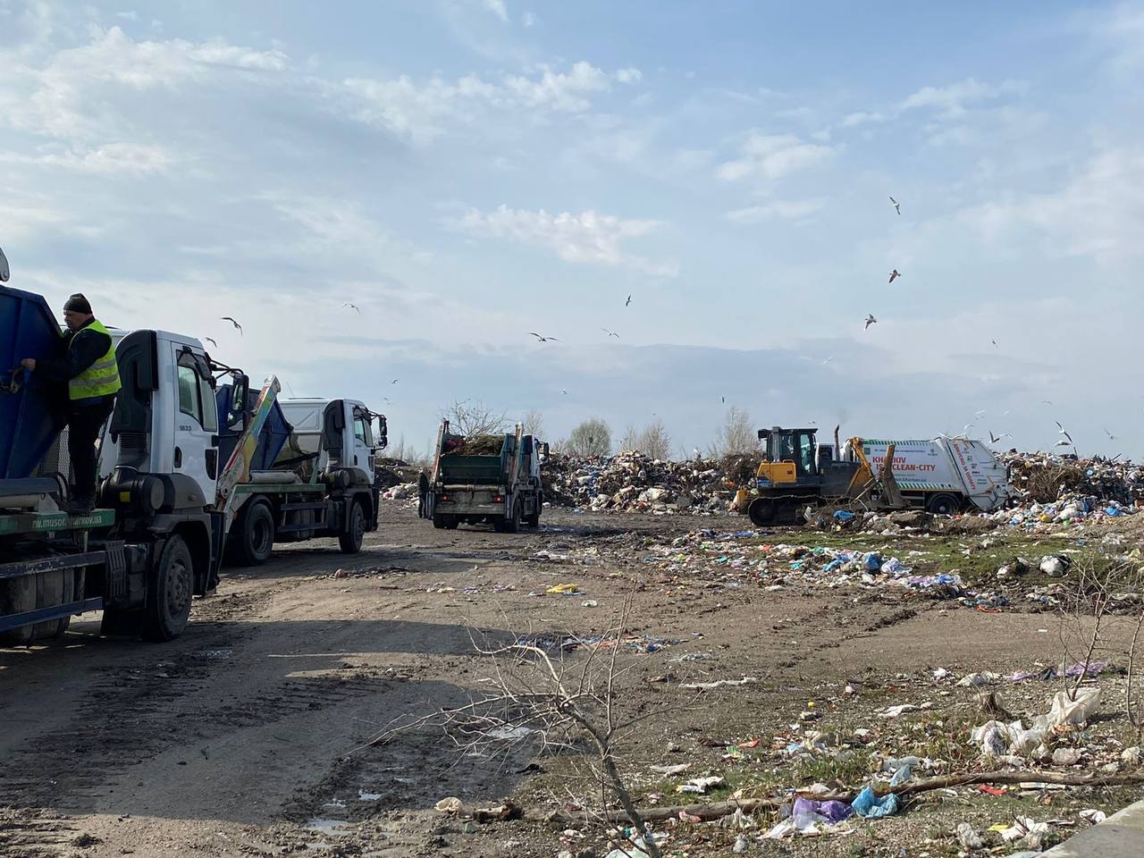 Попри обстріли у Харкові продовжують вивозити та сортувати сміття