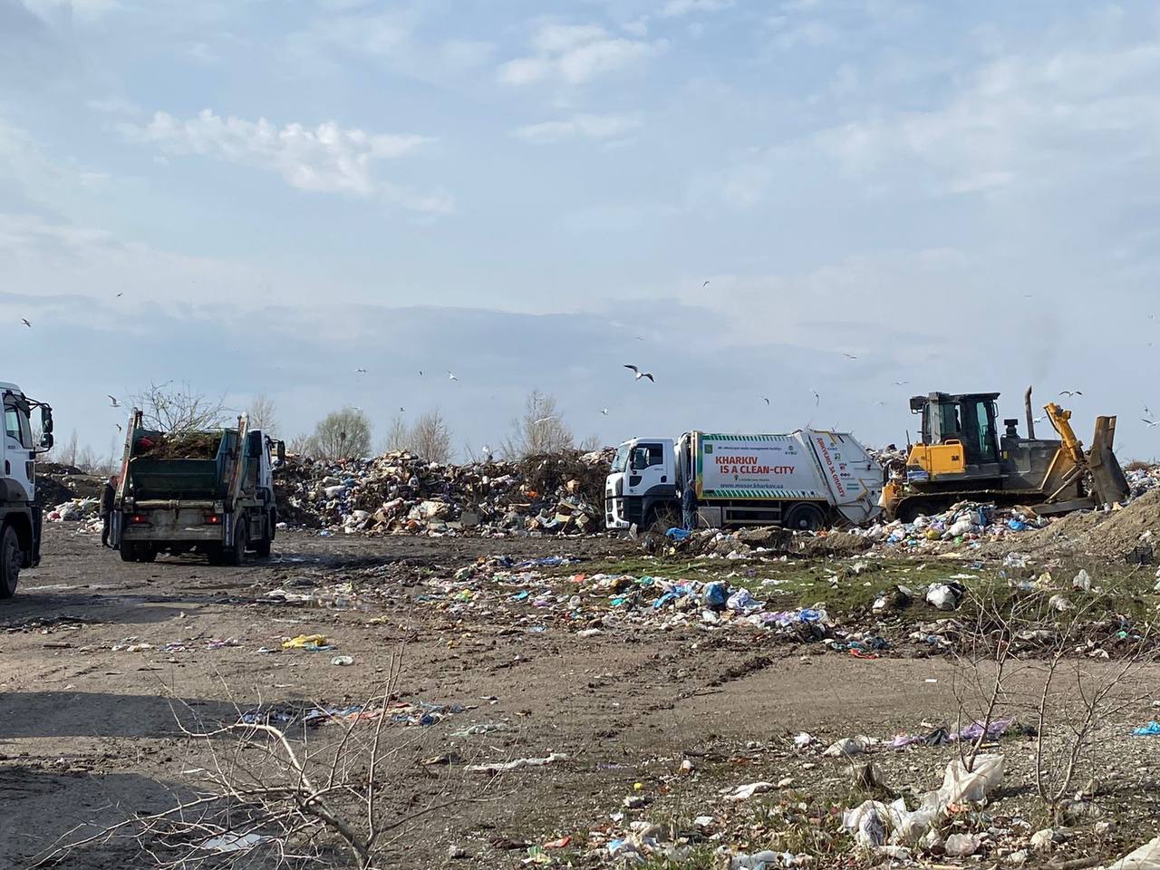Попри обстріли у Харкові продовжують вивозити та сортувати сміття