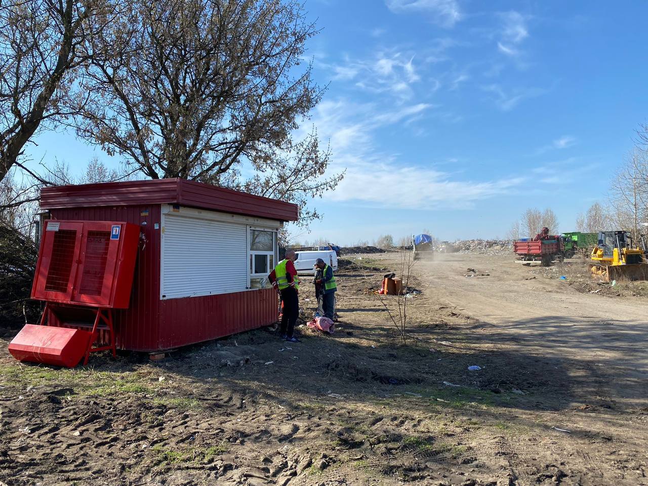Попри обстріли у Харкові продовжують вивозити та сортувати сміття