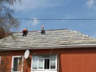 Комунальники ремонтують пошкоджені обстрілами вікна та покрівлі