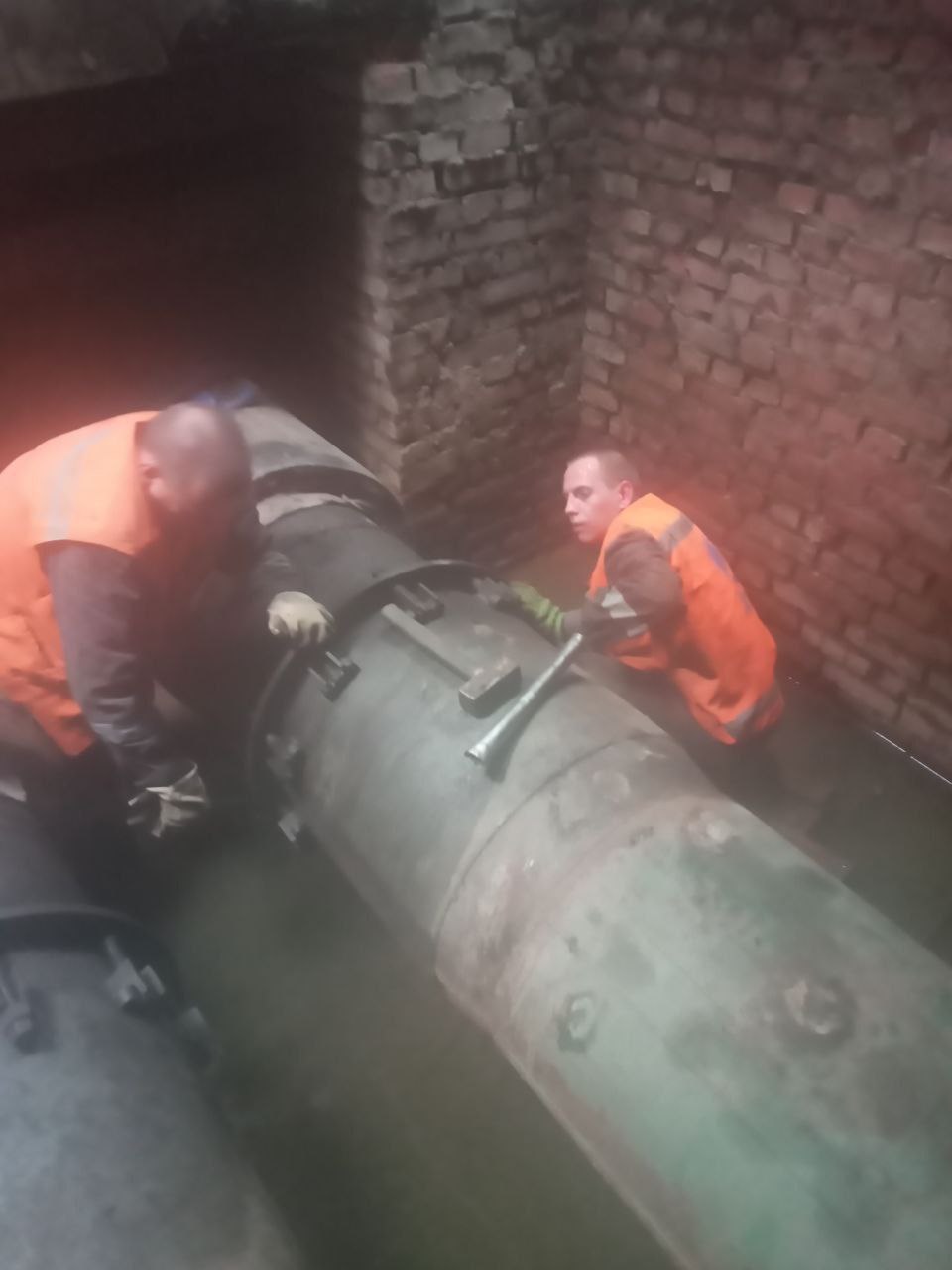 Бригади «Тепломереж» усувають пошкодження та відновлюють гаряче водопостачання