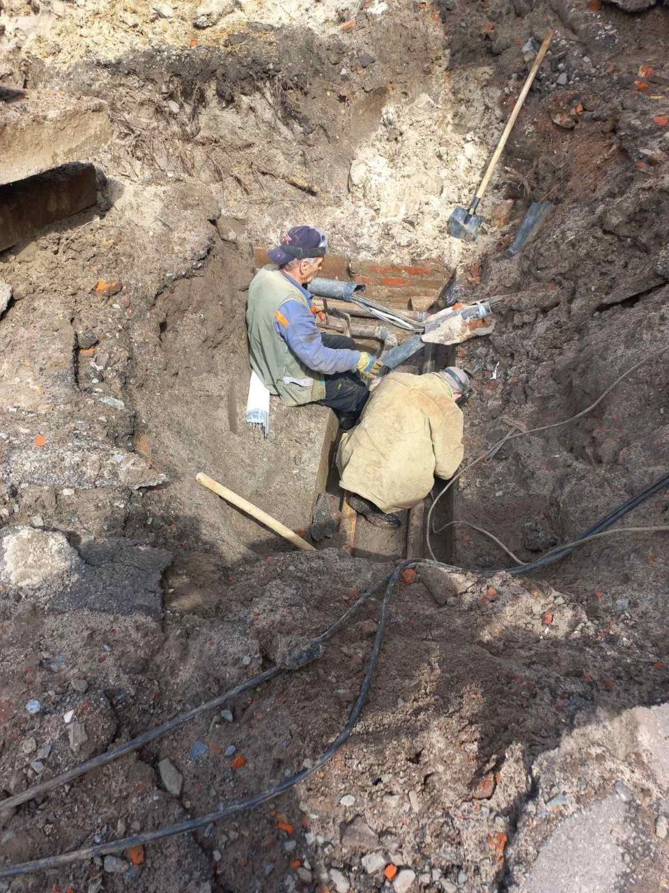 Бригади «Тепломереж» усувають пошкодження та відновлюють гаряче водопостачання