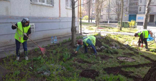 Комунальники висаджують квіти та прибирають місто 