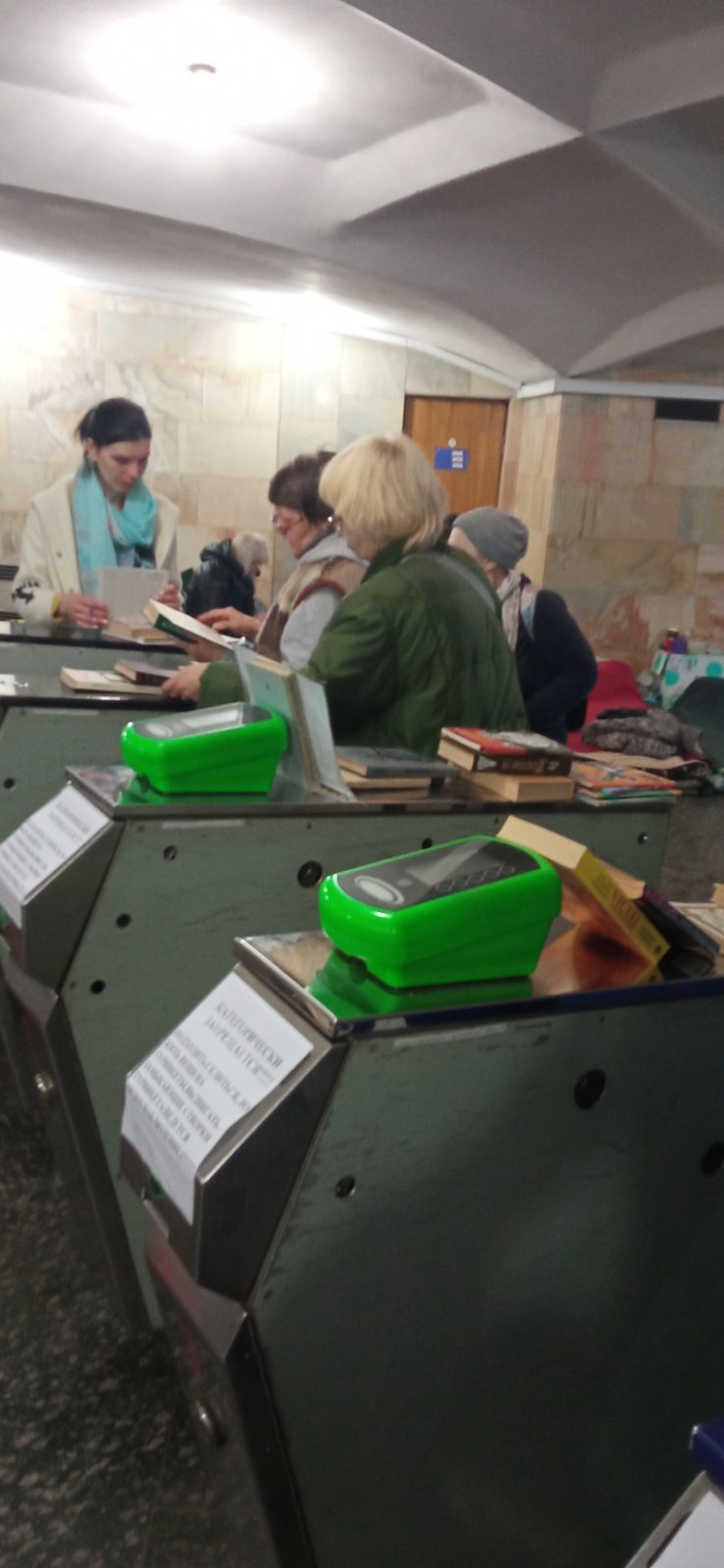 Харківські бібліотекарі роздають книги в укриттях