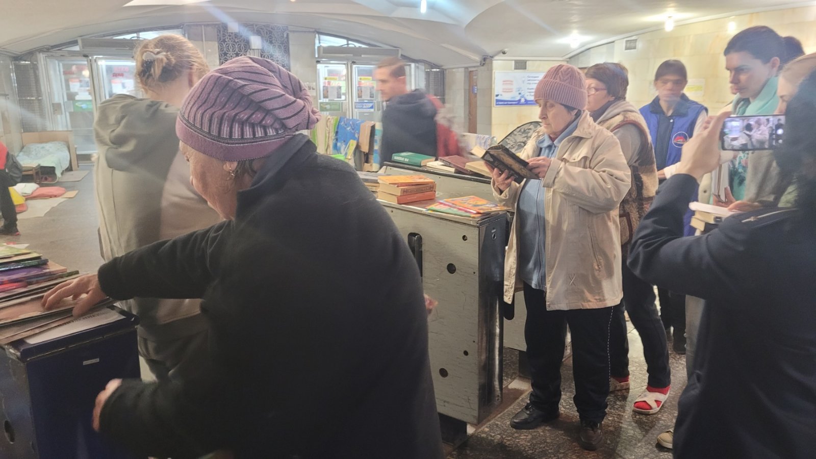 Харківські бібліотекарі роздають книги в укриттях