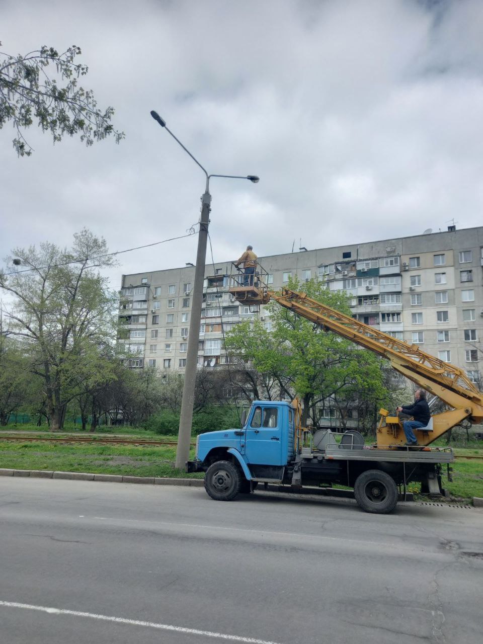 У місті продовжують відновлювати зовнішнє освітлення