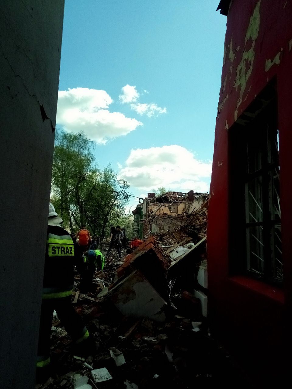 У Харкові волонтери та комунальники продовжують розбирати завали