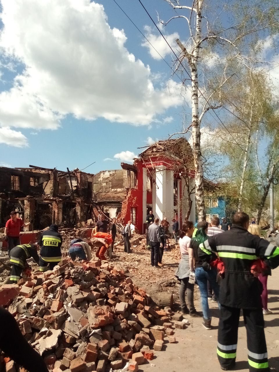 У Харкові волонтери та комунальники продовжують розбирати завали