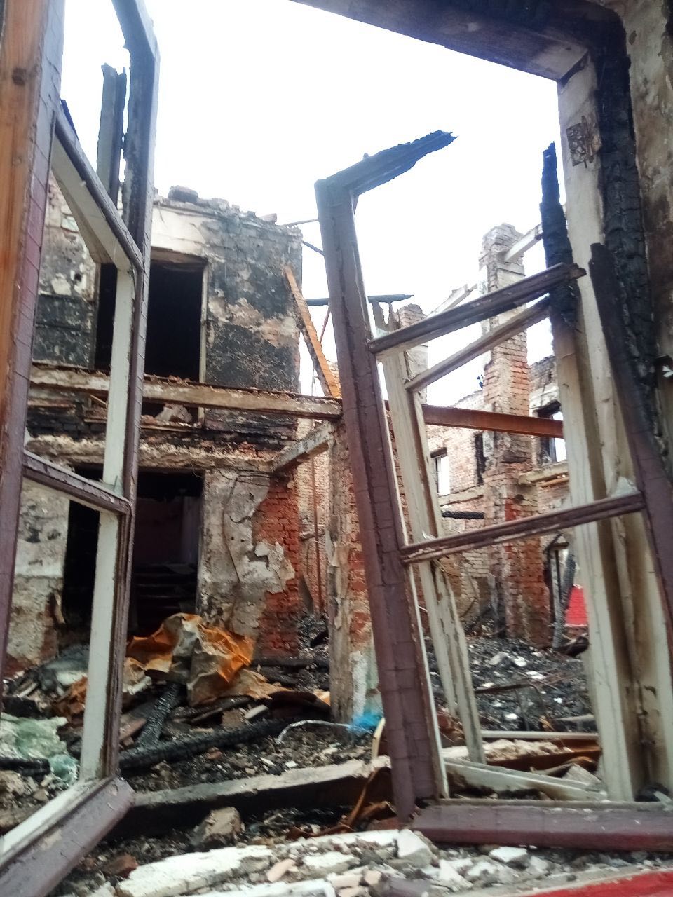 У Харкові волонтери та комунальники продовжують розбирати завали