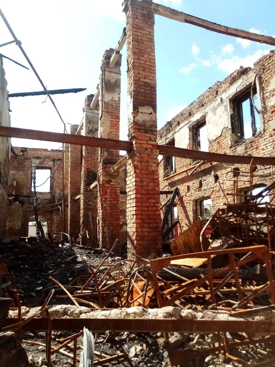 У Харкові волонтери та комунальники продовжують розбирати завали