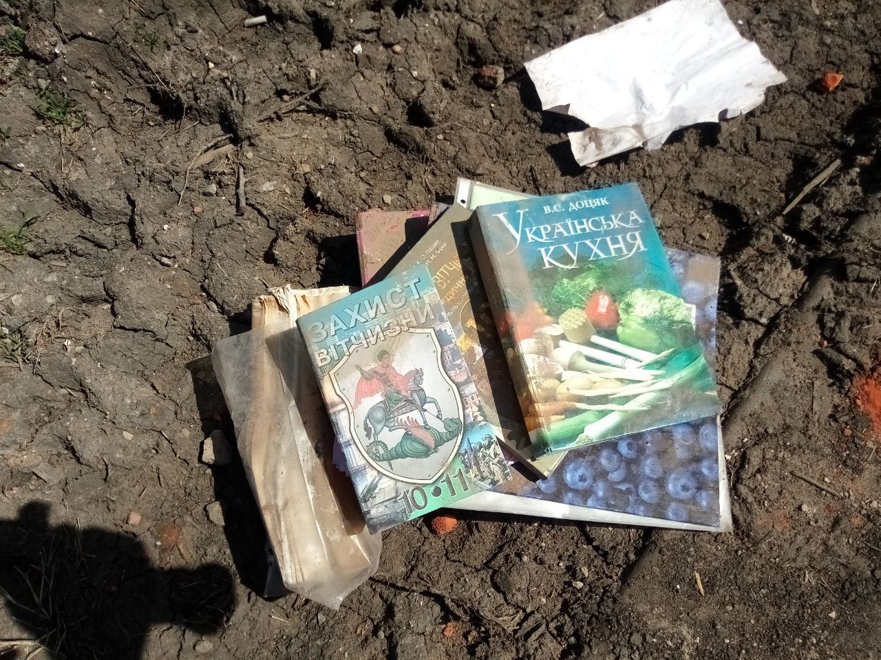 У Харкові волонтери та комунальники продовжують розбирати завали