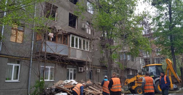 У Харкові більше півтисячі двірників наводять лад після обстрілів 