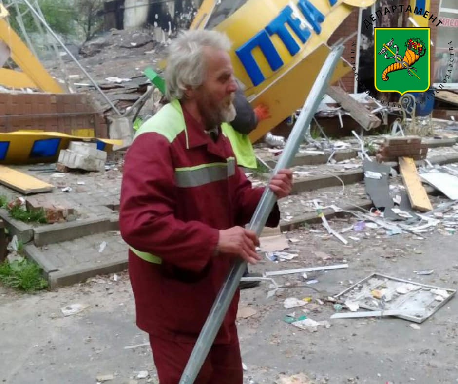 Комунальники приводять до ладу житлові квартали 