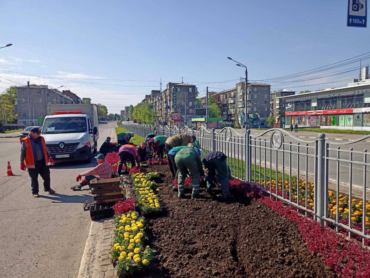 На проспекті Науки садять квіти