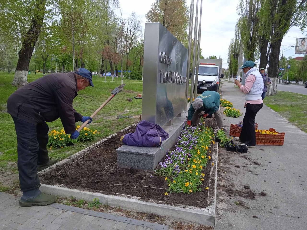 На проспекті Науки садять квіти