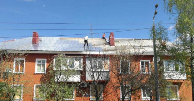 У будинках харків'ян ремонтують пошкоджені обстрілами покрівлі 
