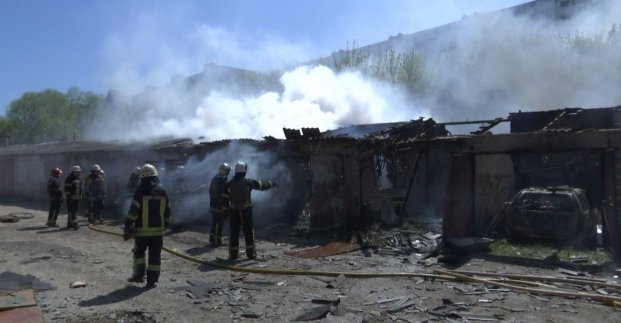 Через обстріли пожежі стались у трьох районах Харкова 