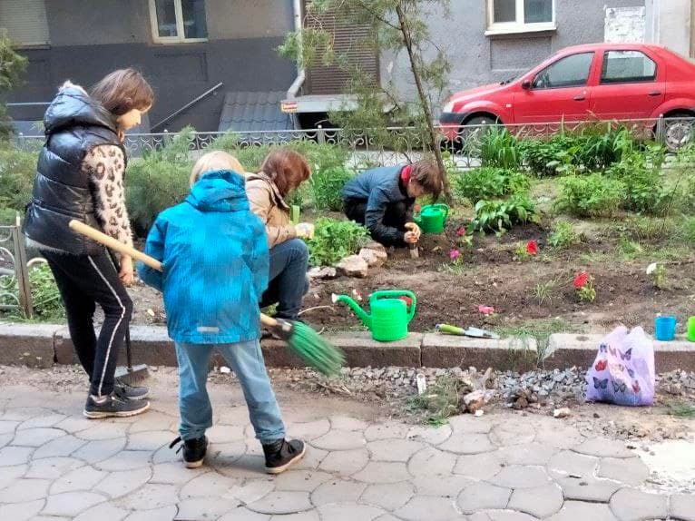 Харків'яни вирішили відновити квітники у дворах у центрі міста