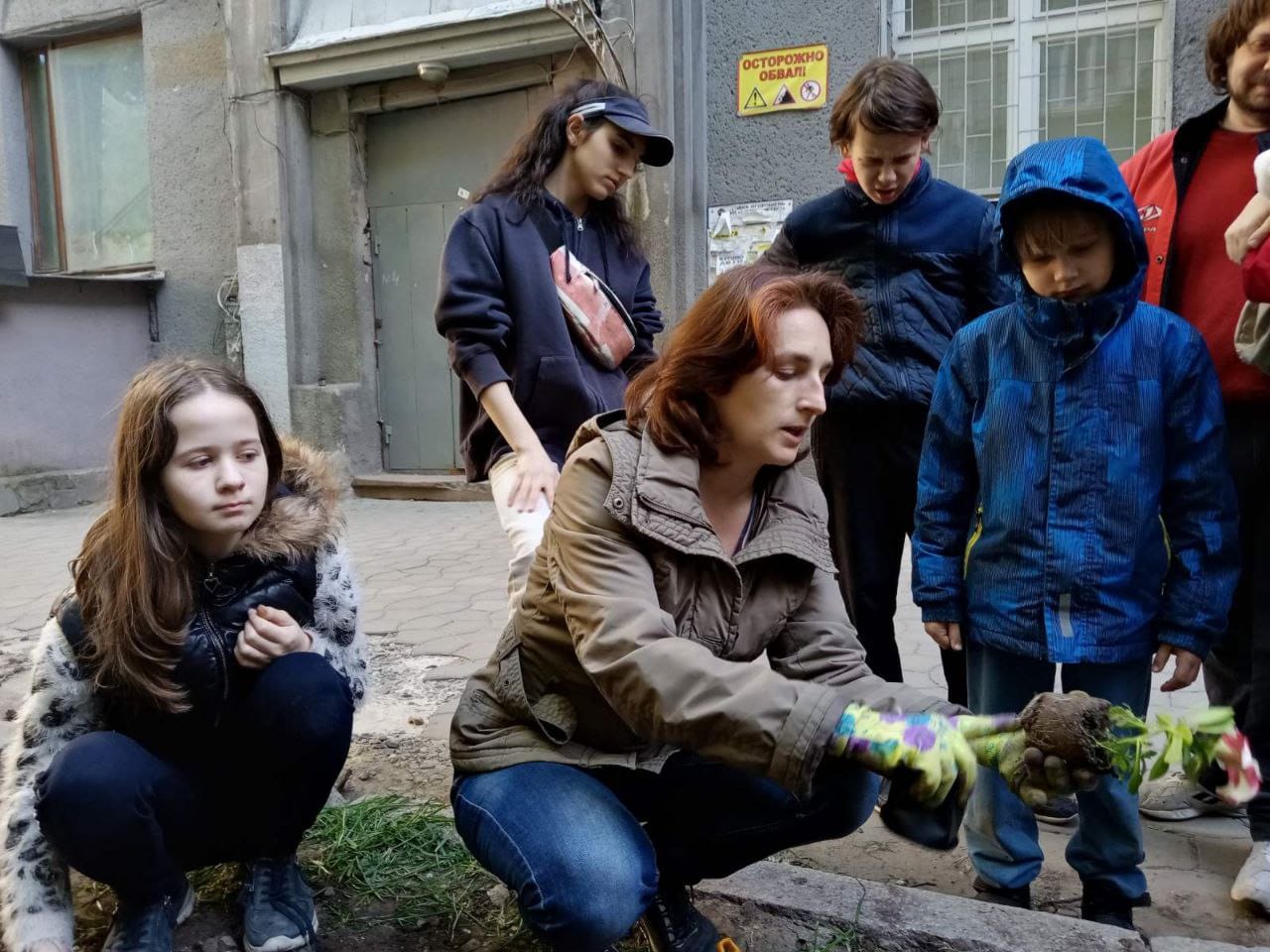 Харків'яни вирішили відновити квітники у дворах у центрі міста
