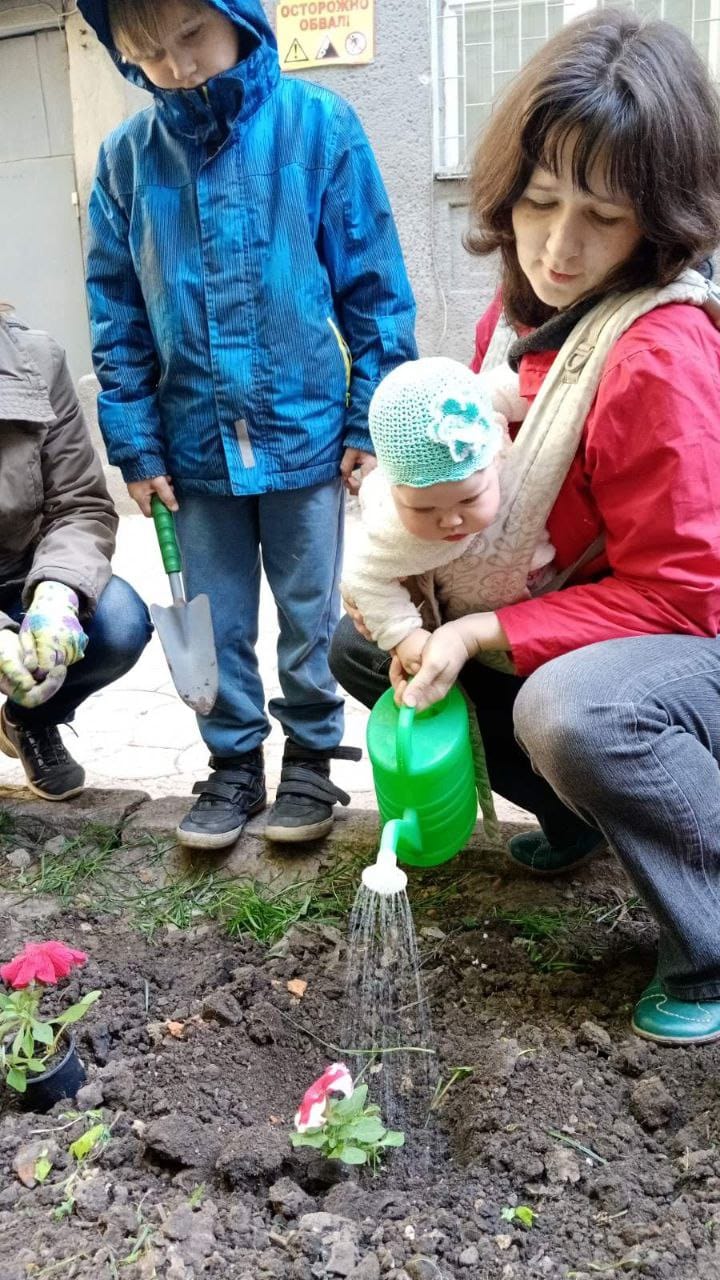 Харків'яни вирішили відновити квітники у дворах у центрі міста