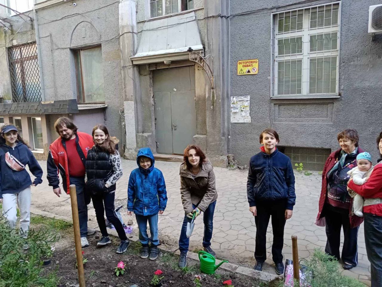 Харків'яни вирішили відновити квітники у дворах у центрі міста