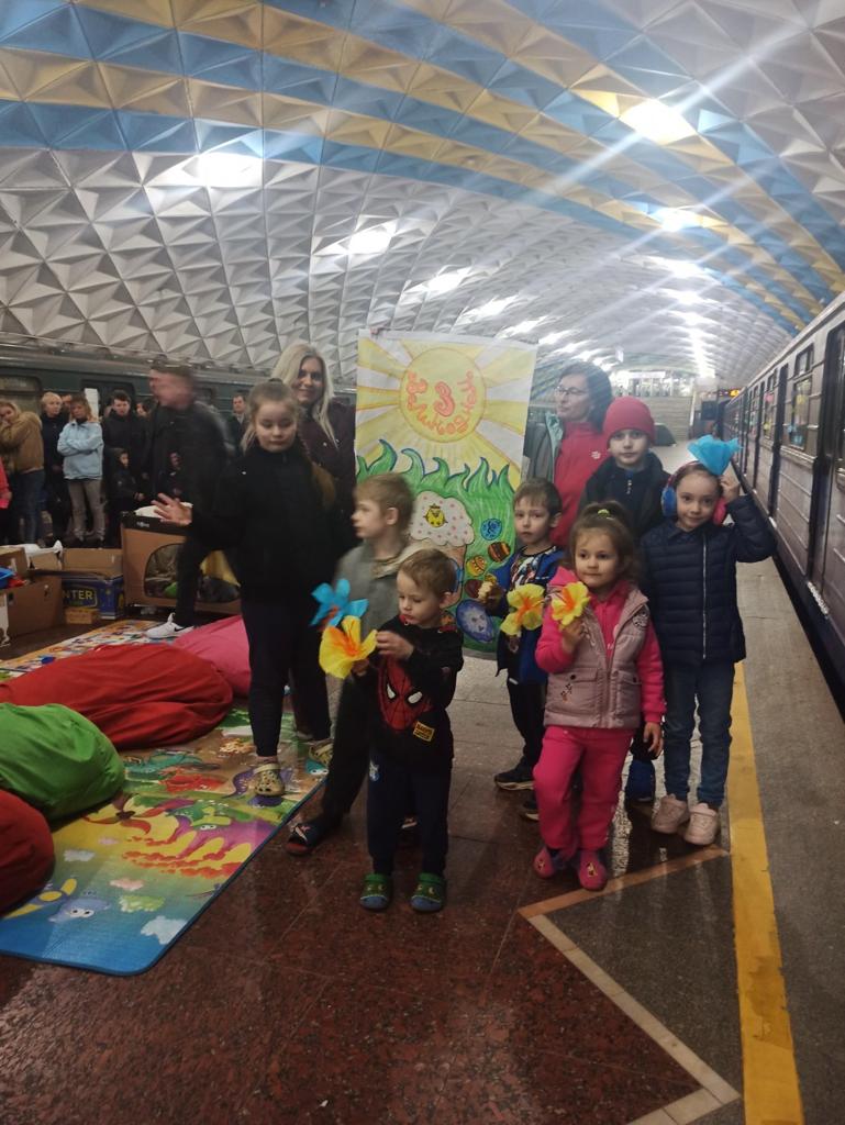 На станціях метро створюють умови для навчання та дозвілля дітей