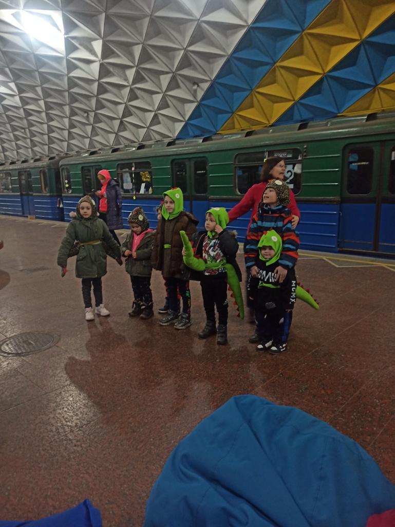 На станціях метро створюють умови для навчання та дозвілля дітей