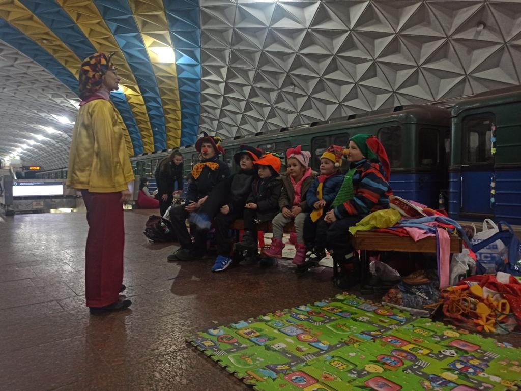 На станціях метро створюють умови для навчання та дозвілля дітей