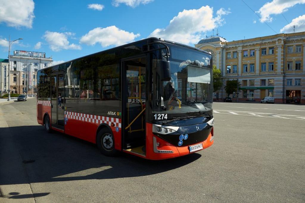 У Харкові почали курсувати автобуси та тролейбуси