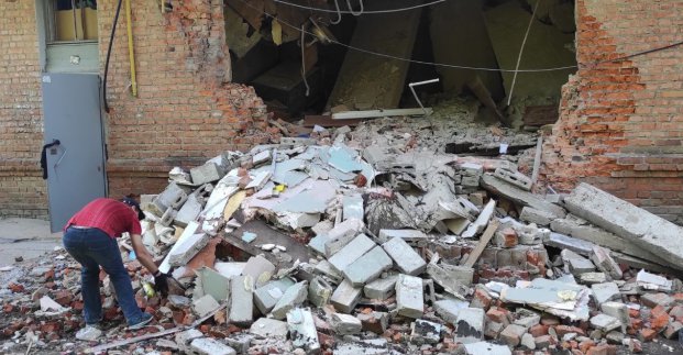 Волонтери з комунальниками розгрібають завали та допомагають укріпляти блокпости