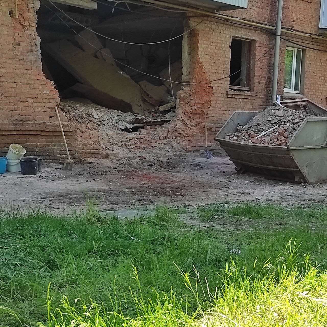 Волонтери з комунальниками розгрібають завали та допомагають укріпляти блокпости