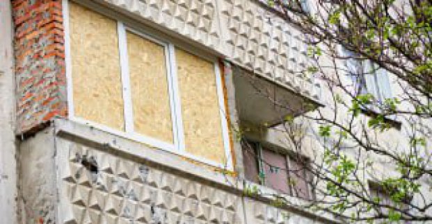 У Харкові ремонтують пошкоджені обстрілами вікна та покрівлі 
