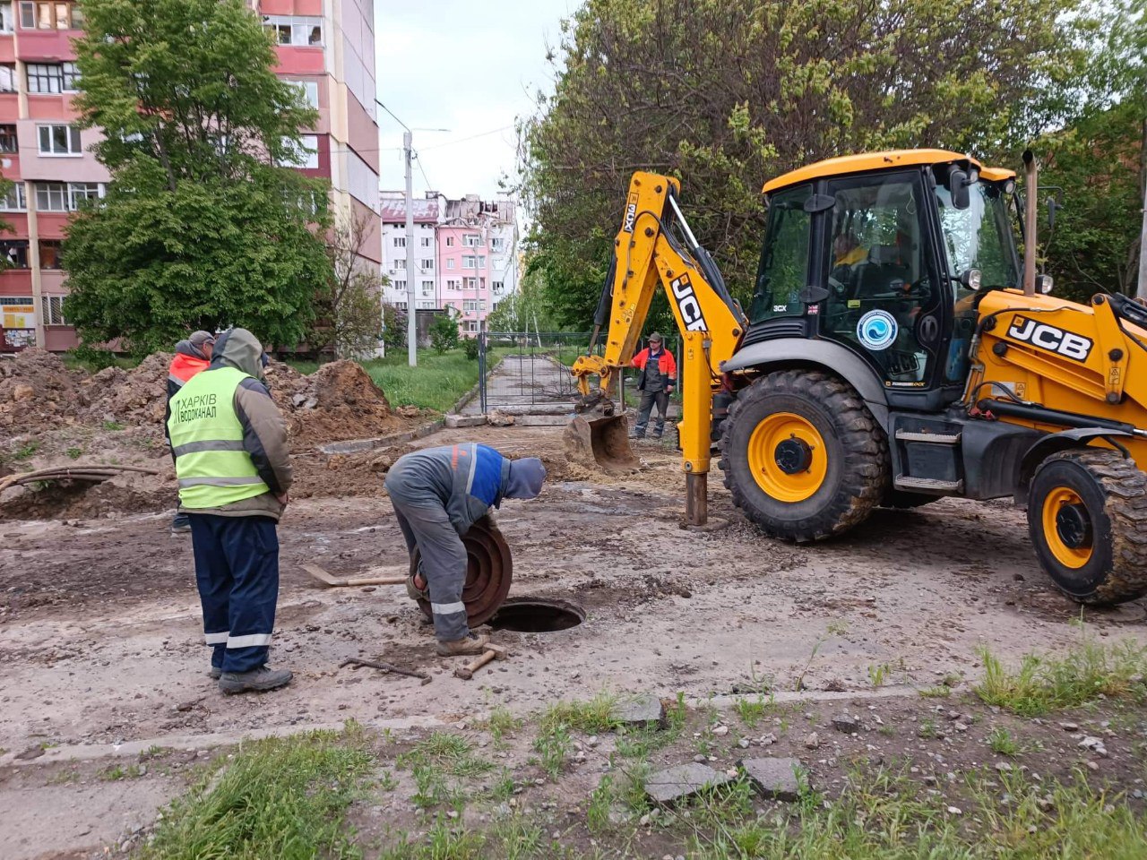 У Харкові ремонтують зруйновані обстрілами водоводи