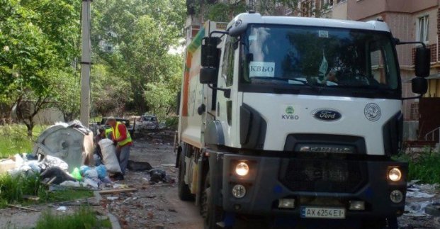 На Північній Салтівці наводять лад та вивозять звідти сміття