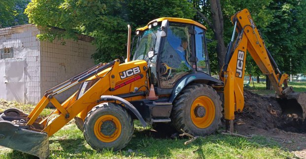 По вулиці Полтавський Шлях відновлюють магістральний водовід
