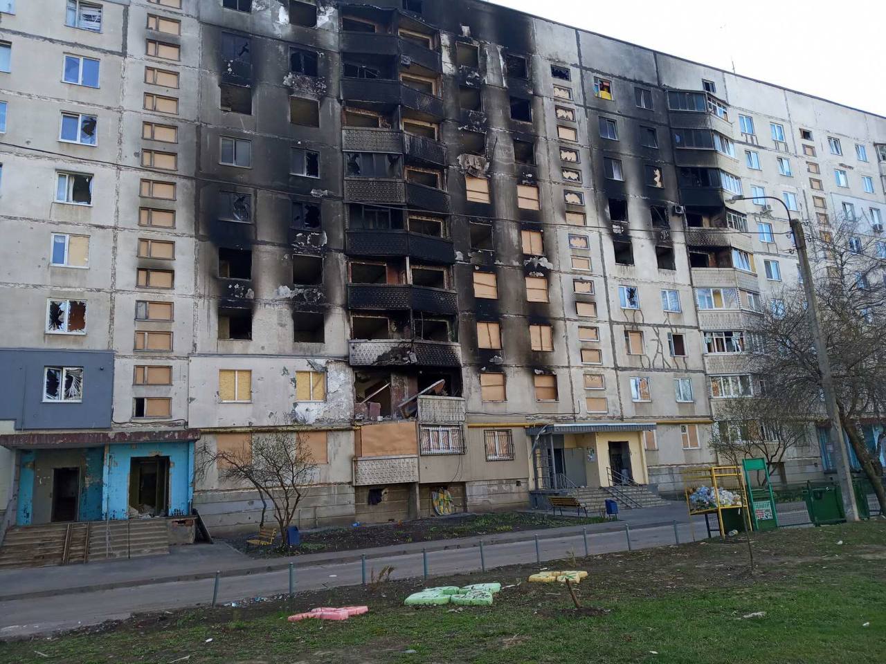 «Теплові мережі» продовжують обстежувати пошкоджені обстрілами будинки